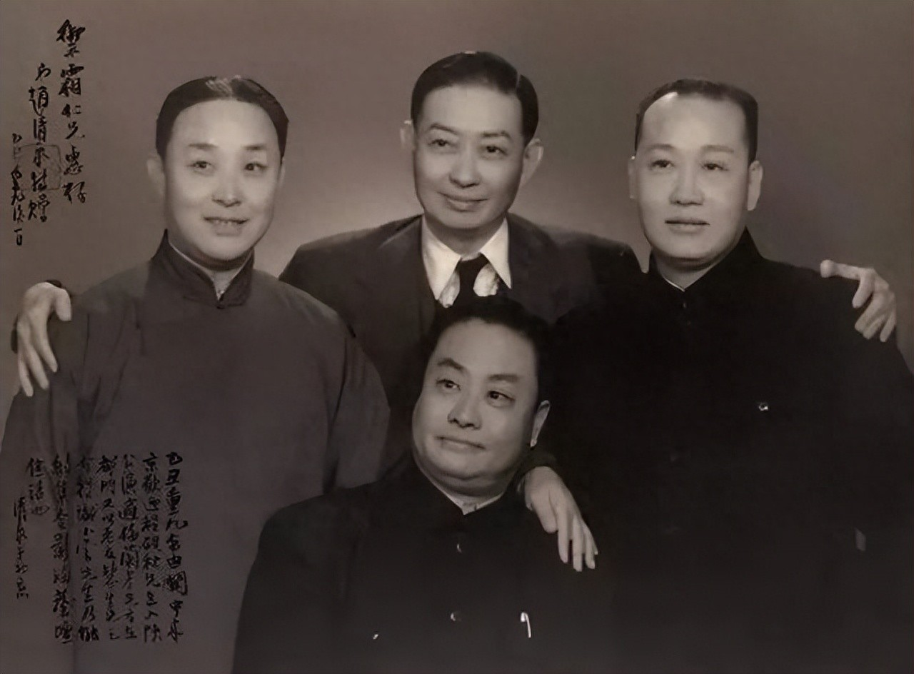 1918年，京剧大师荀慧生娶妻，入洞房后，迫不及待将新娘抱床上。不料，红盖头一掀