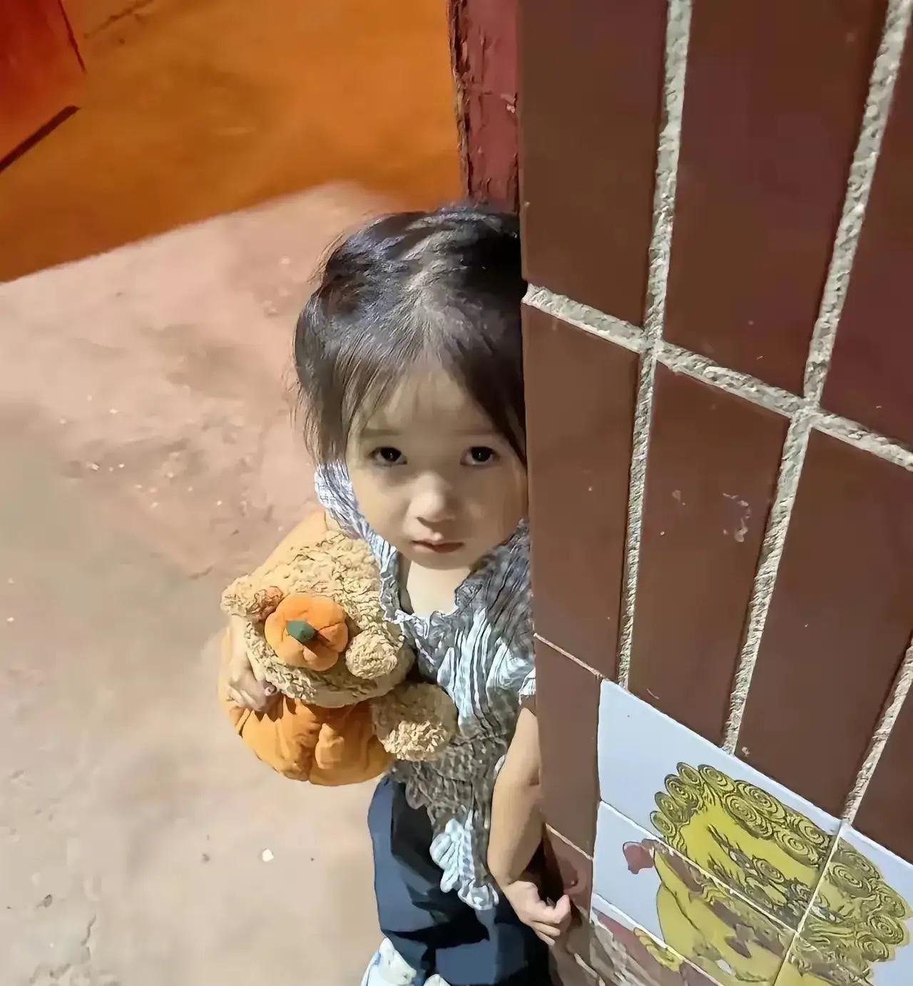 邻居家的小女孩，才两岁多，爸妈就离婚了，她判给了爸爸。爸爸去上班的时候，她一个人