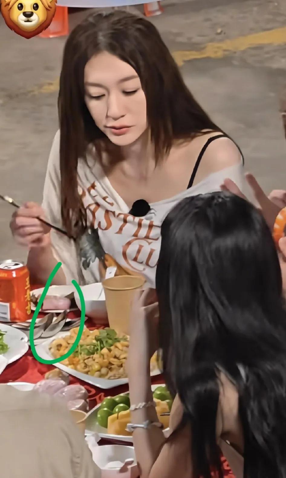 李小冉综艺《不想睡觉的星期五》这有些反差，她在大快朵颐的吃潮汕流水席大餐。除了