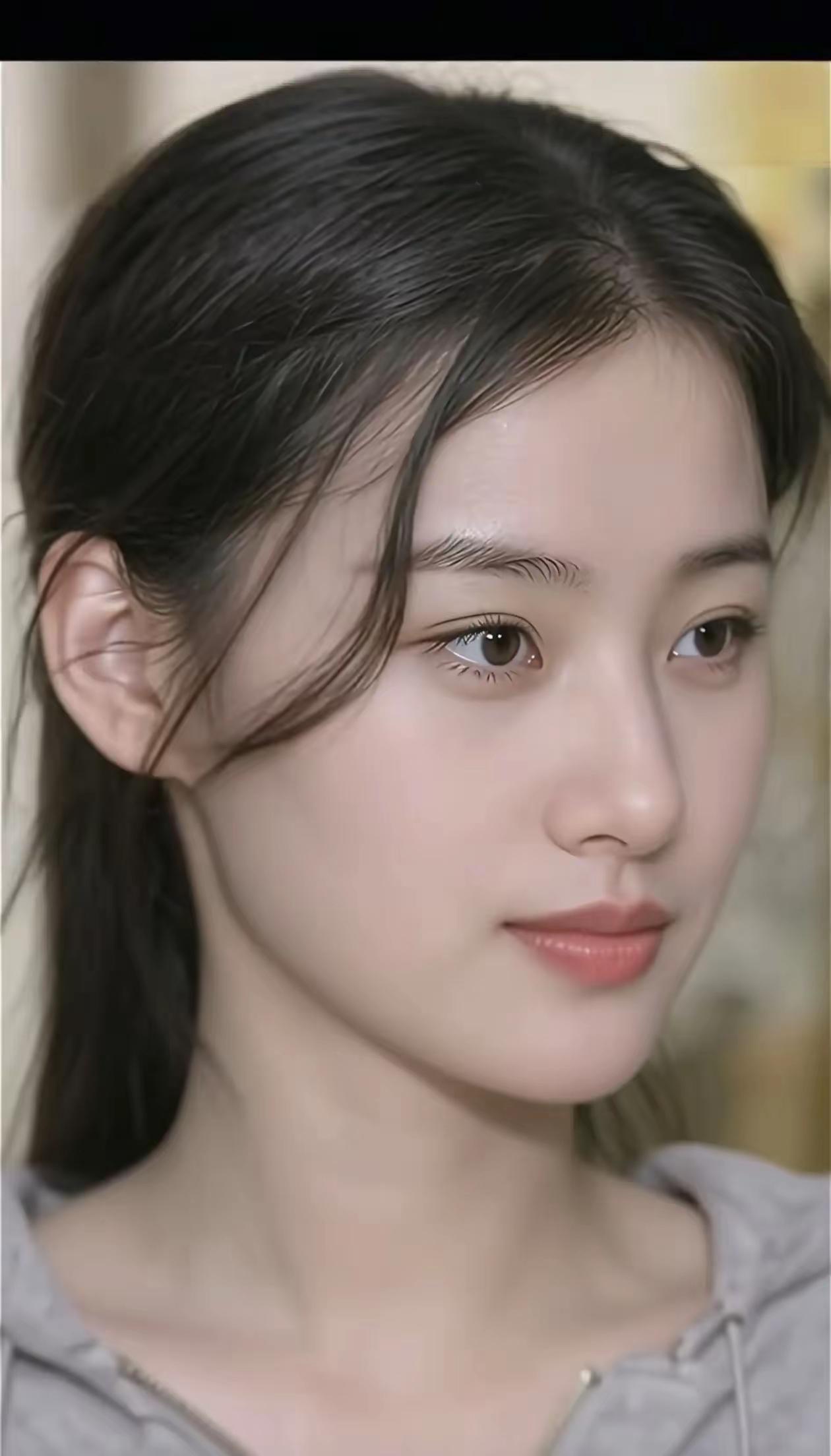 温柔甜美的少女，自然清新的妆容，散发着青春的气息。🌸🌹🍀