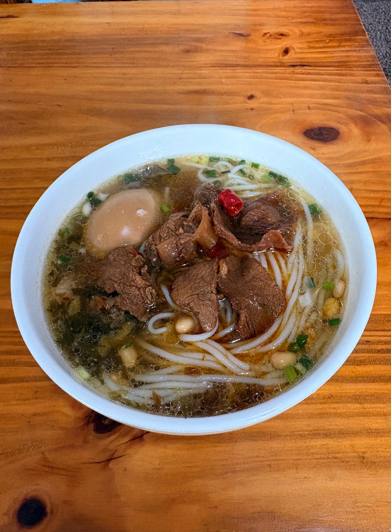 这么大一碗牛肉面，11元！今天在老家吃了一碗牛肉粉，分量相当不错，牛肉也还