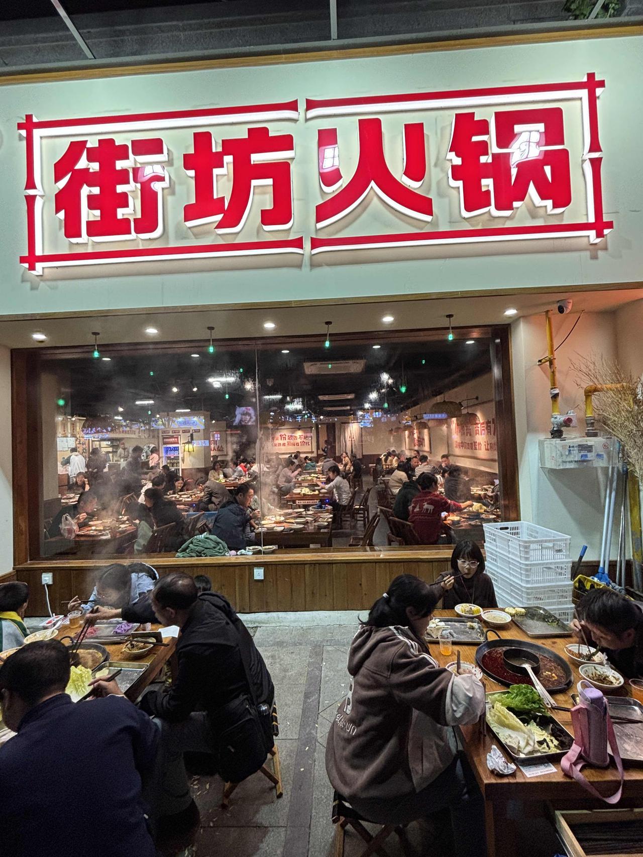 从未见过如此令人震撼的场景郑州一条小街的夜市，灯火通明，人声鼎沸，充满了热闹