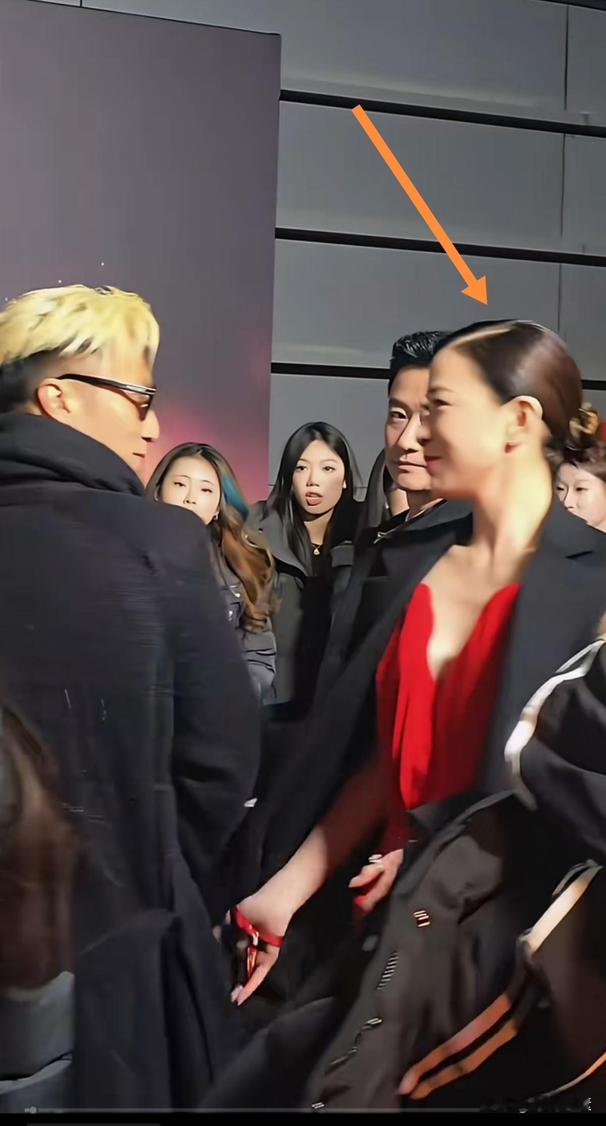 美女和谢霆锋微笑点头打招呼，看都没有看吴京一眼，大导演吴京表情有些尴尬。只