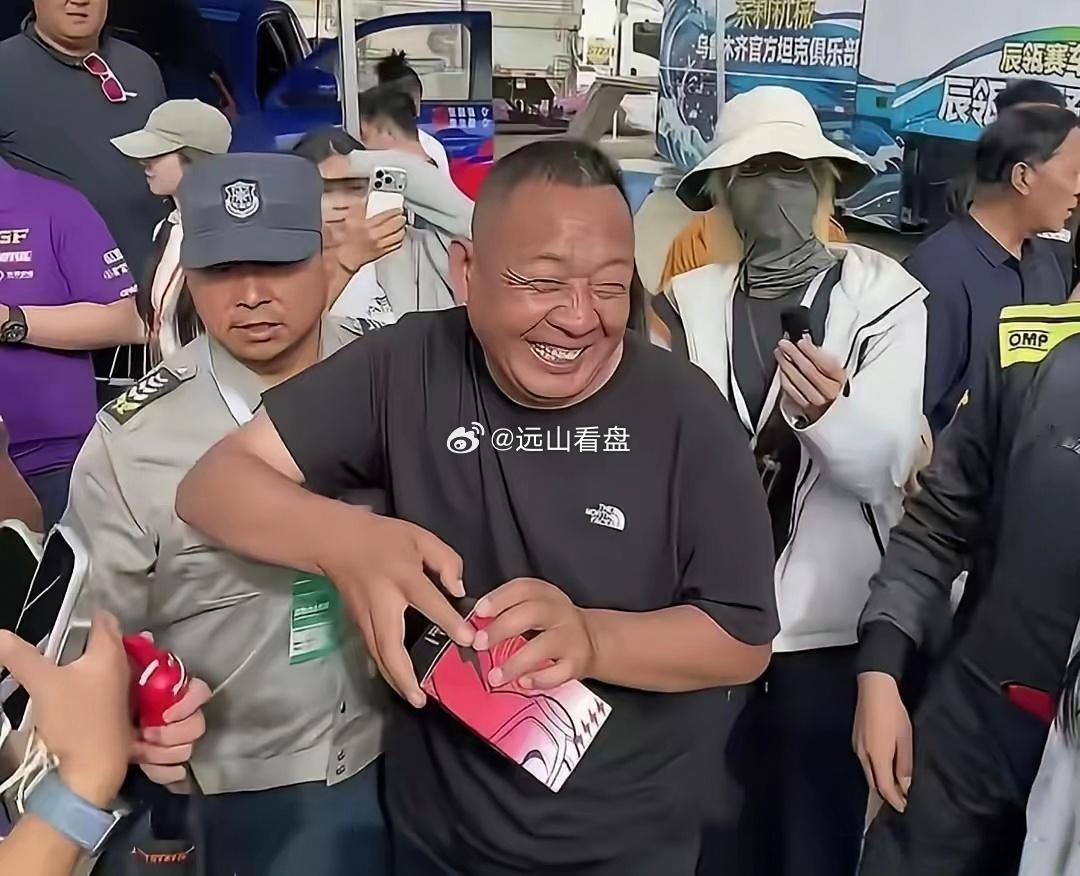 于东来幽默是天生的！有人大声问他，能不能修修胖东来地库，说长城车太高进不去。没想