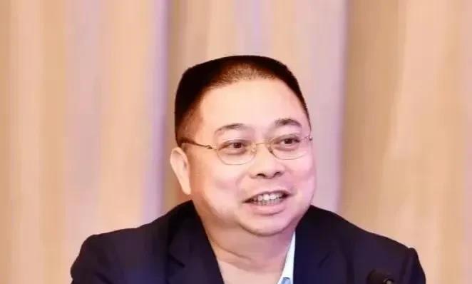曾经的资本大鳄姚振华，如今却成了商界坠落者。2023年7月，在深圳宝能中心停车场