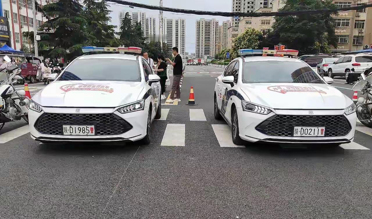 故意的，绝对是故意的！关键时刻，你把牌号“985”、“211”的警车开出来，放