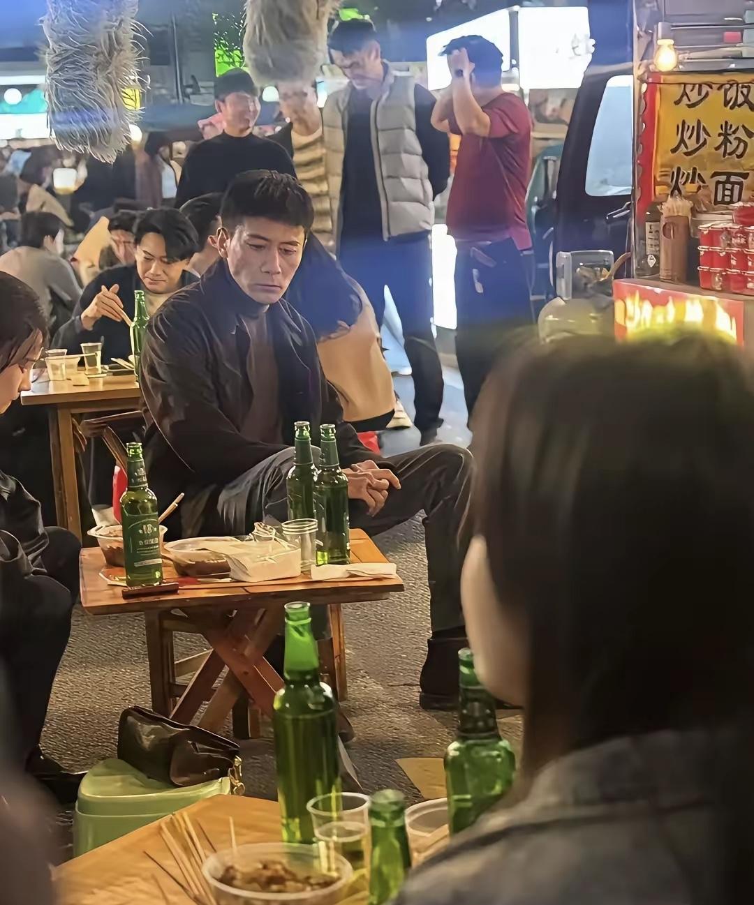 近日，有网友在岳阳偶遇刘烨拍戏，他坐在小摊旁吃宵夜的画面。刘烨，186cm的