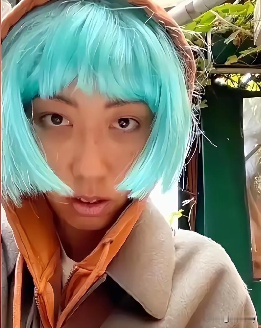 还记得唱《我的歌声里》的曲婉婷吗，如今精神恍惚落魄在国外街头。命运的齿轮终于开眼