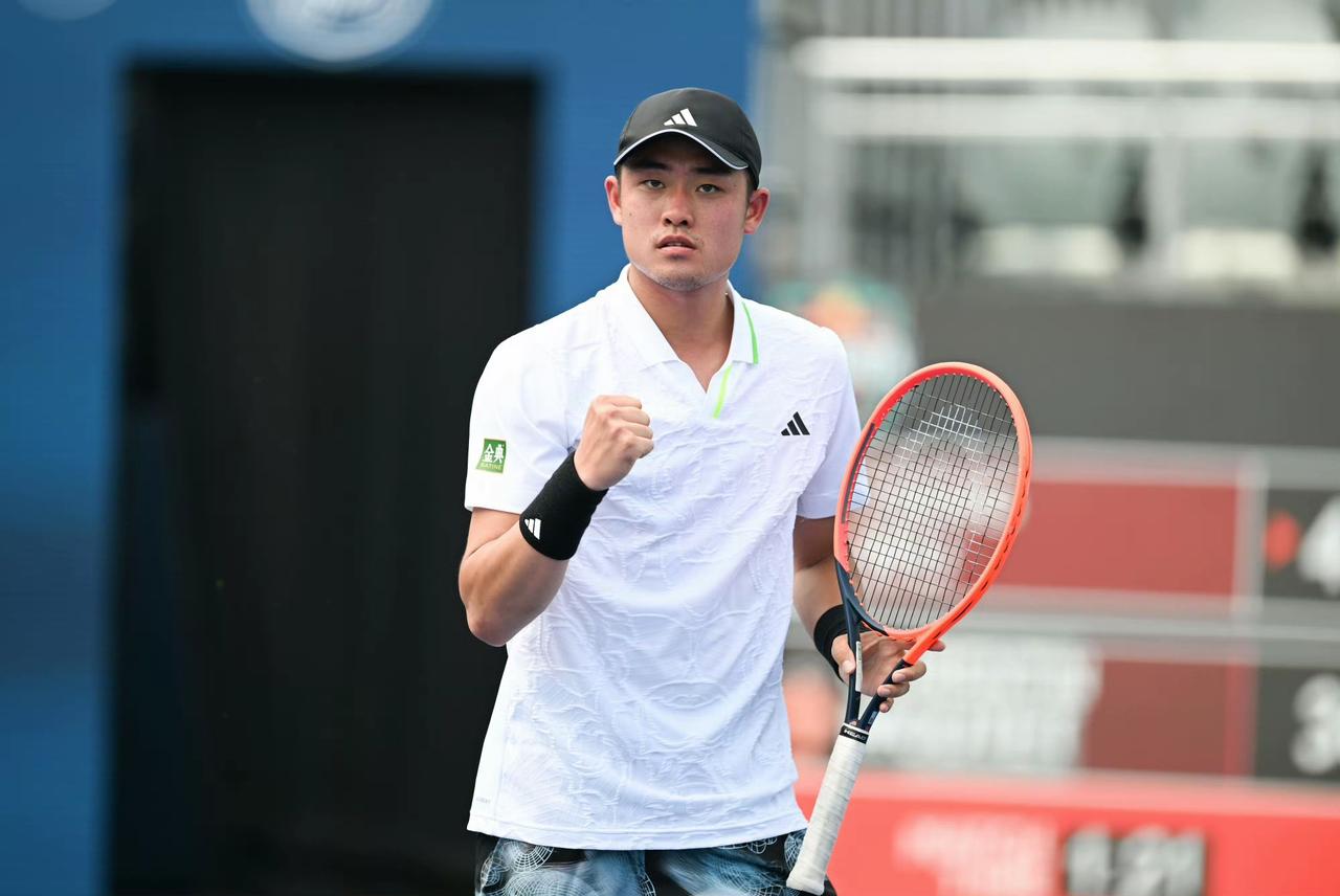 喜忧参半！吴易昺3-0轻松晋级！郭涵煜1-2遭遇逆转止步首轮。法网2026男单