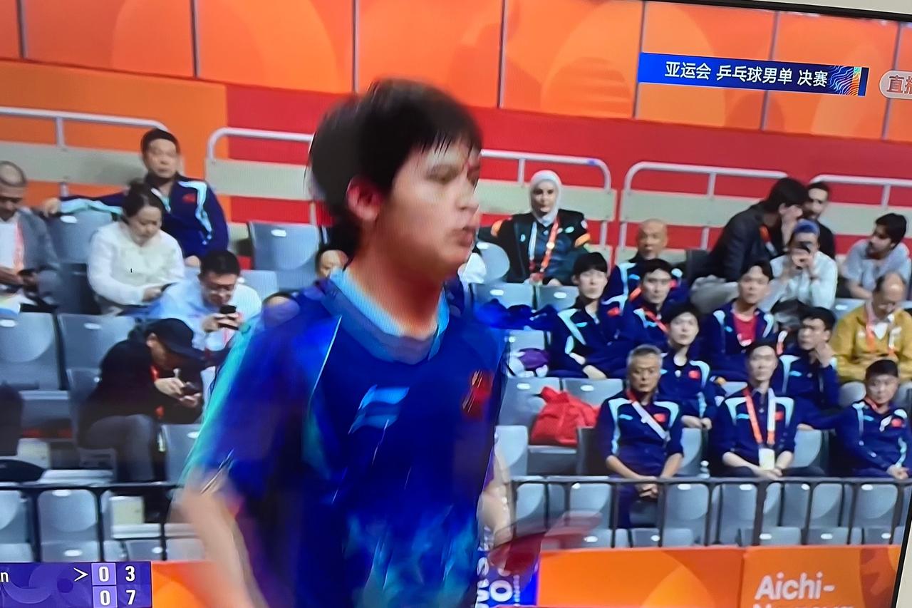 名古屋亚运会国乒王楚钦、林诗栋会师男单决赛，看台上的国乒人成了实实在在的“观众”