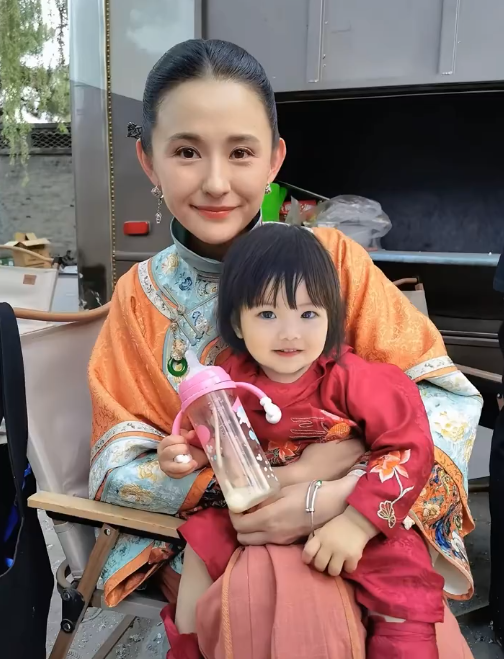 热依扎未婚生女，带娃拍戏，她认为团队比老公靠谱，工作养娃两不误，让人心疼和敬佩。
