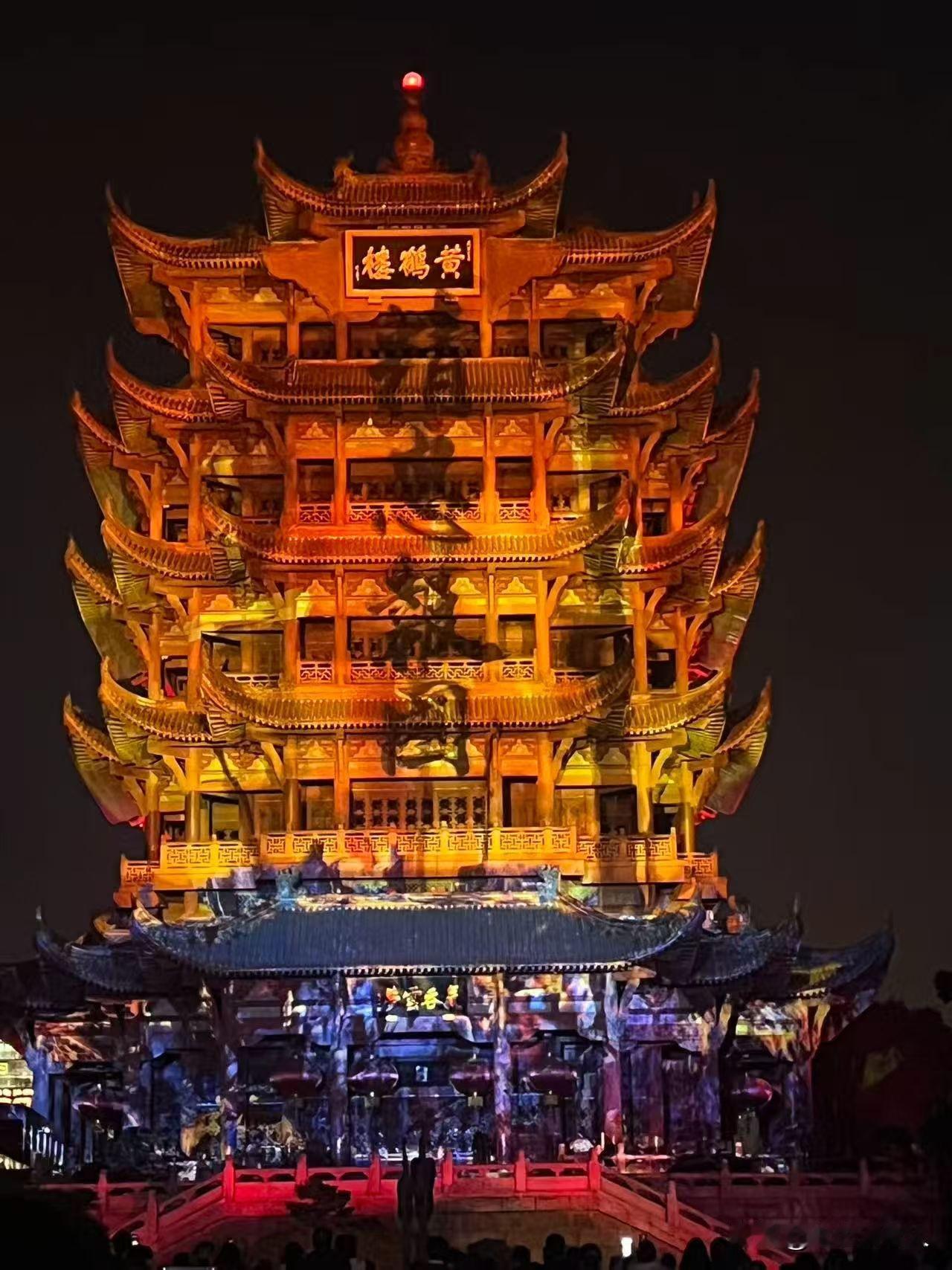 冬日生活打卡季晚上，站在武汉的长江边上，就能看到七彩斑斓的黄鹤楼夜景，分享给大家