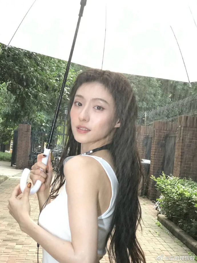 胡连馨，你那独特的美，仿佛穿越了时光，让人眼前一亮，不禁为之倾心。​​​