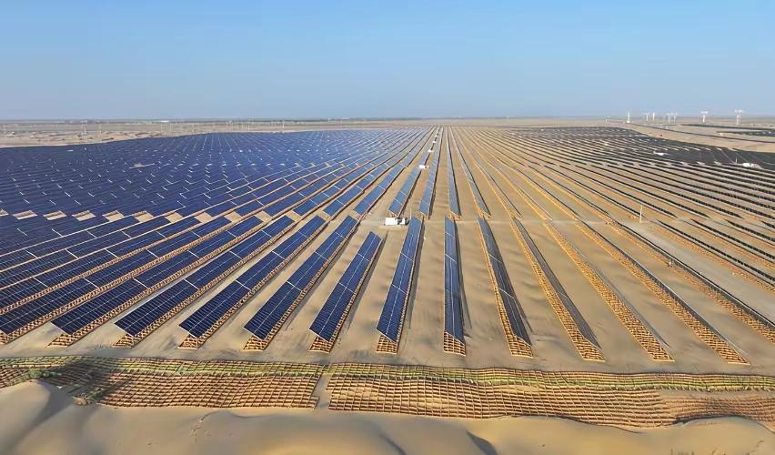 ​沙漠化土地已经占我国大西北、新疆等地的大部分面积。为此荒废了几亿年，从未得到有