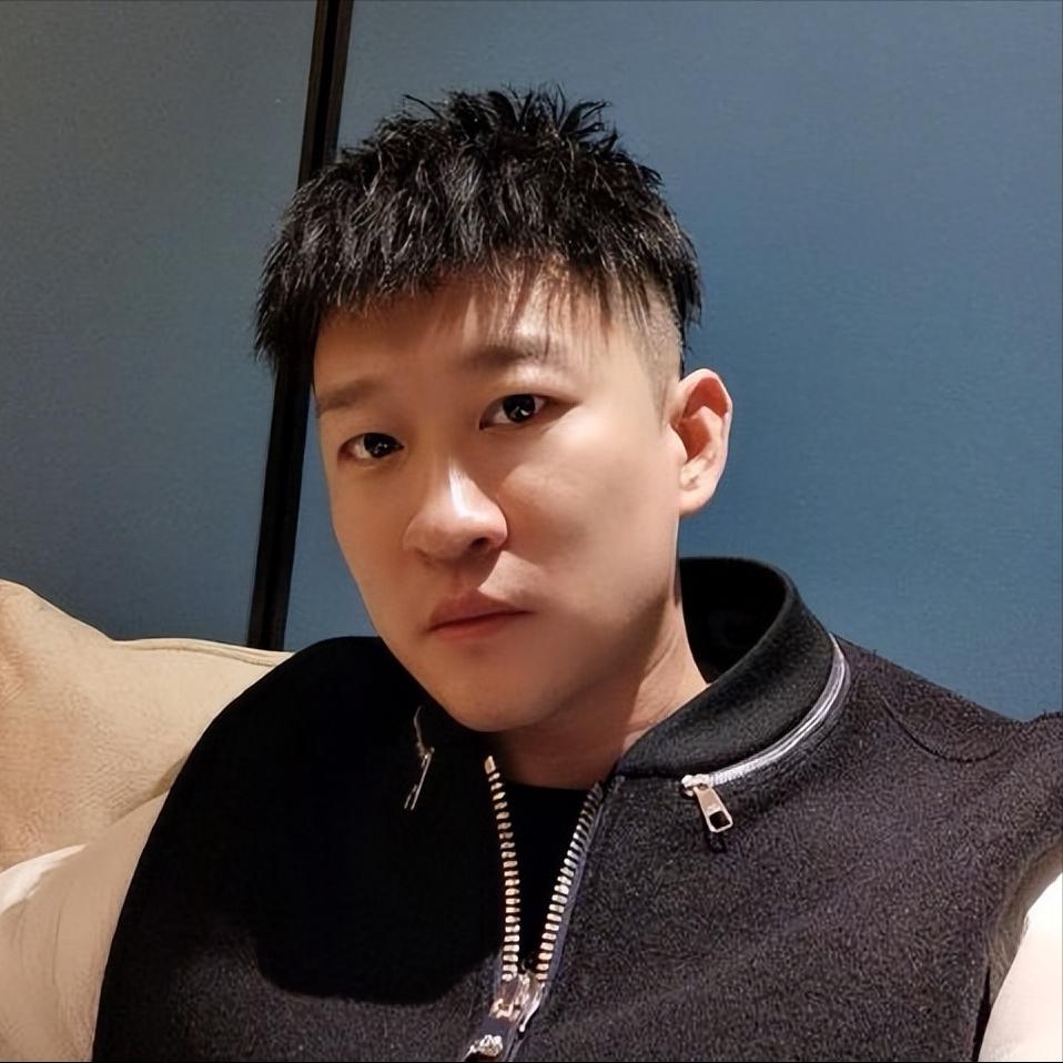 相声演员，曹云金曾说起，我是跟郭德纲学了相声，可我毕竟是交了钱的，就像是上学一样