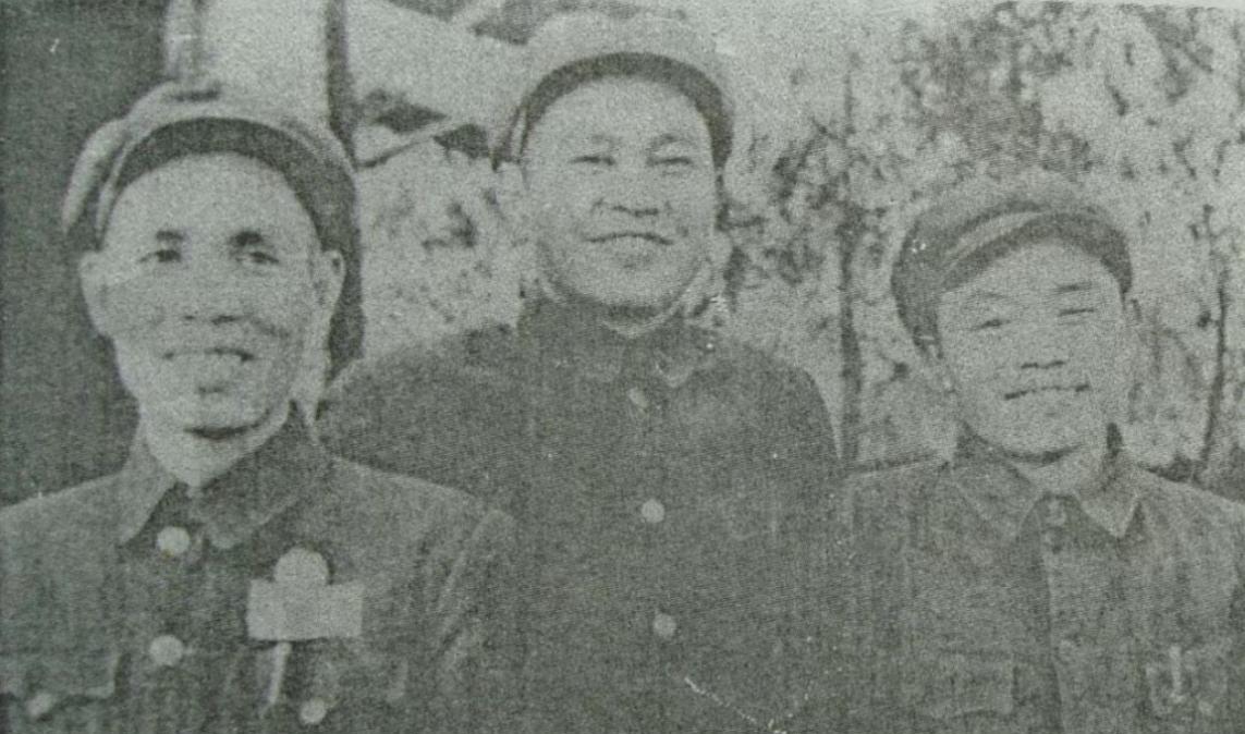 1950年11月，丁盛（左一）代理中国人民解放军第四十五军军长后，与军政委邱会作