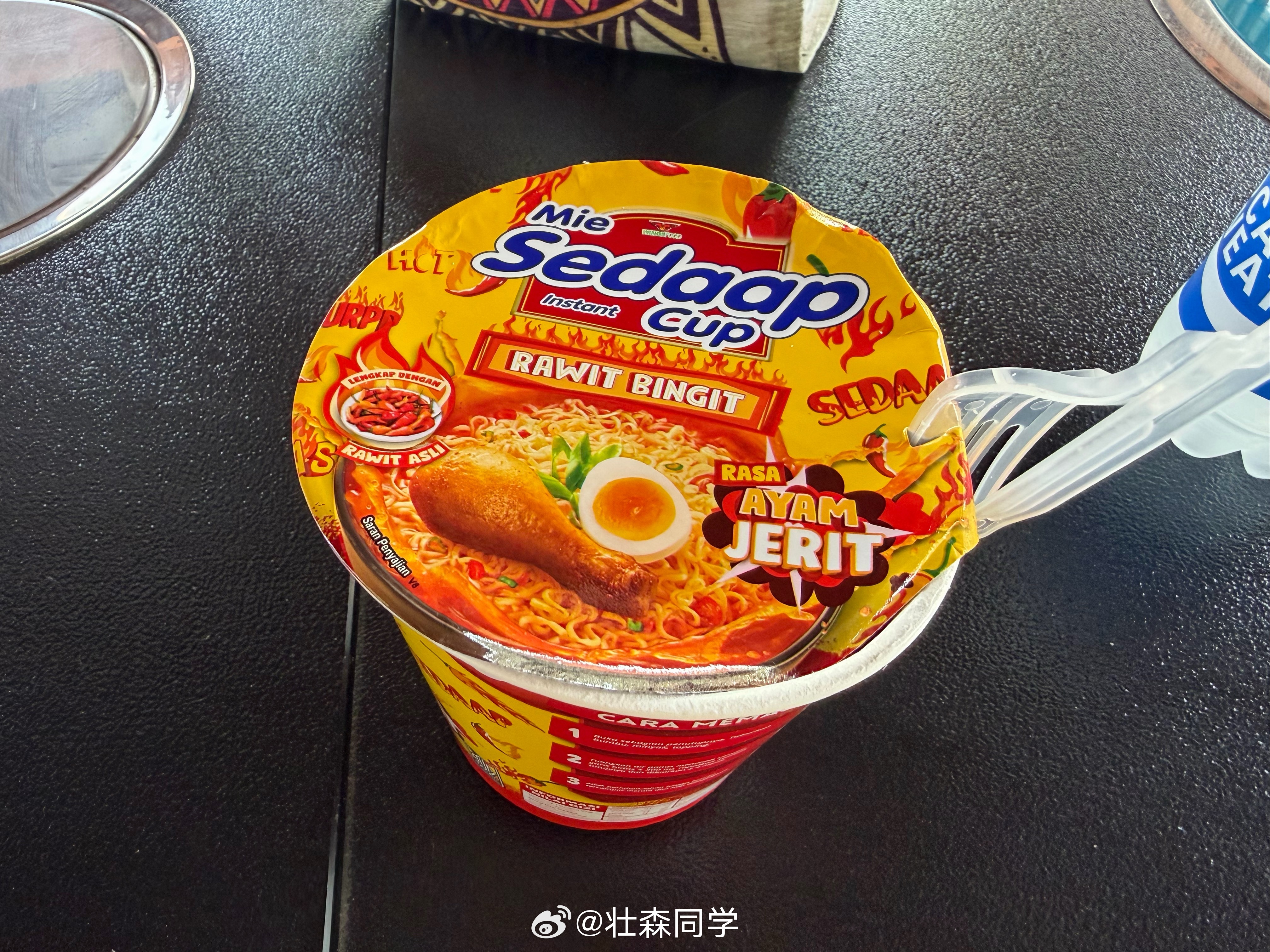 有一说一巴厘岛的这个红桶泡面好辣好好吃！​​​