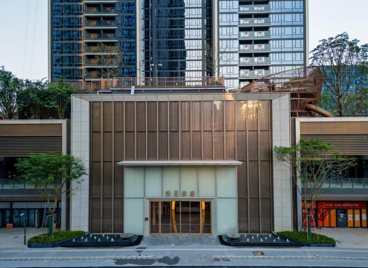 深圳龙华清湖的悦见和府交房了，当时折后价5万不到，买个92㎡3房400多万。容积