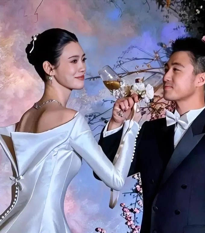 上万朵鲜花堆满宴会厅，进口品种，现场布置得又贵又雅致。奚梦瑶那身Dior高定婚纱，据说上百万，手上戒