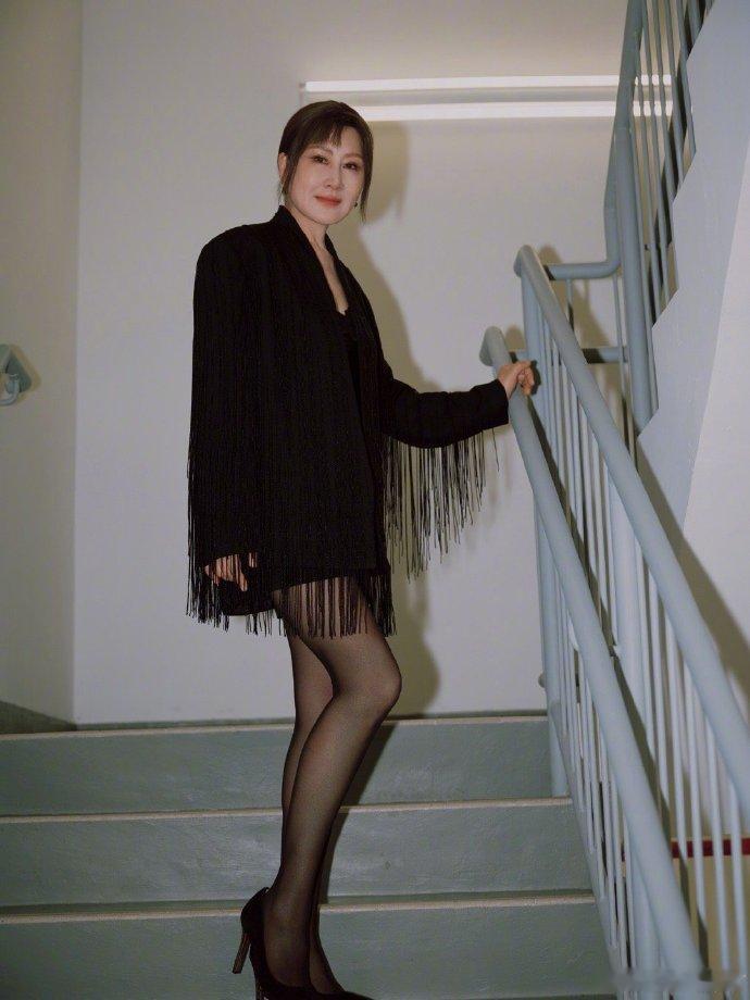 张凯丽黑丝配短裙张凯丽又穿了黑丝63岁张凯丽今日澳门活动，又穿了黑丝+短裙，状