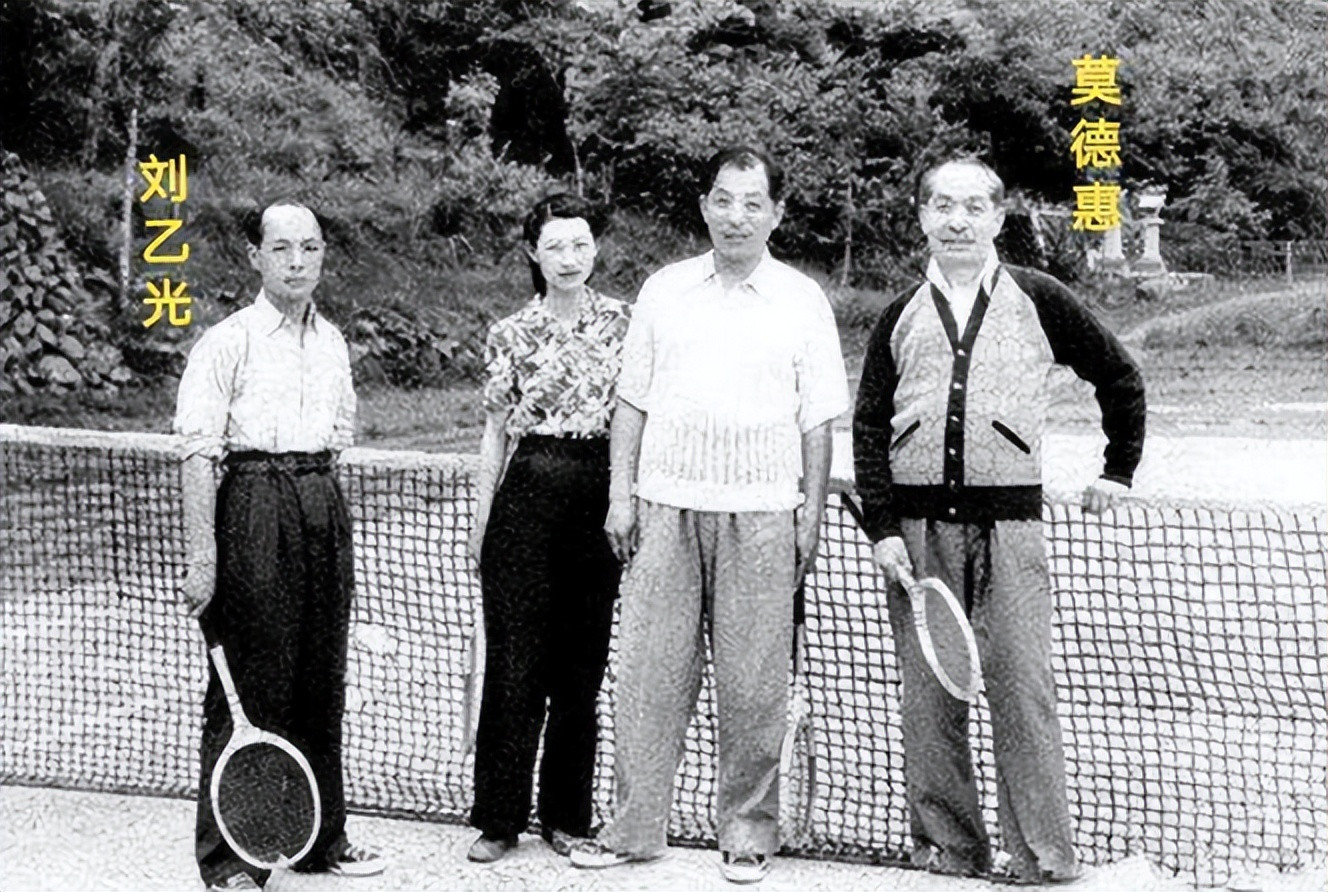 1946年，张学良被转移到重庆，<em>毛人凤</em>探望时一口一个“副座”