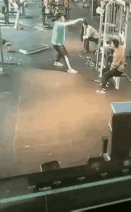 为博得女孩好感，俩小哥拼命展示自己力大无穷，看着真搞笑。女孩不过拍拍手称赞了一下