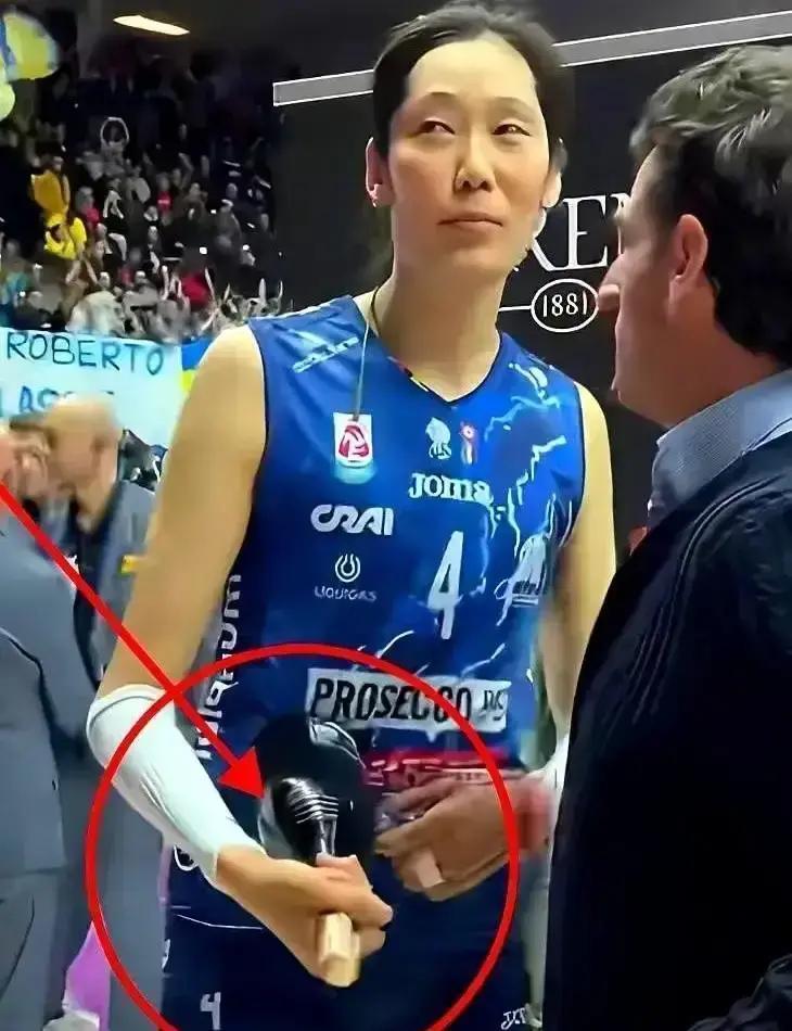 国家队“不要”她，却悄悄派教练团飞意大利连看三场。主教练赵勇就猫在观众席角