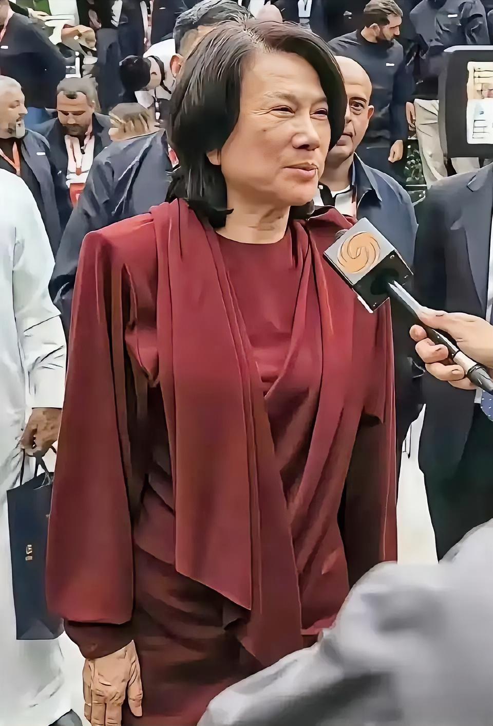 董明珠这才是真正的“事业脑”！不描眉不化妆，黄皮肤黑头发，手看着粗糙，脸也没什么