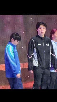 楚钦当时到底说的啥？有网友猜测说的是“你的行李我帮你拿了啊”。有网友猜测是“