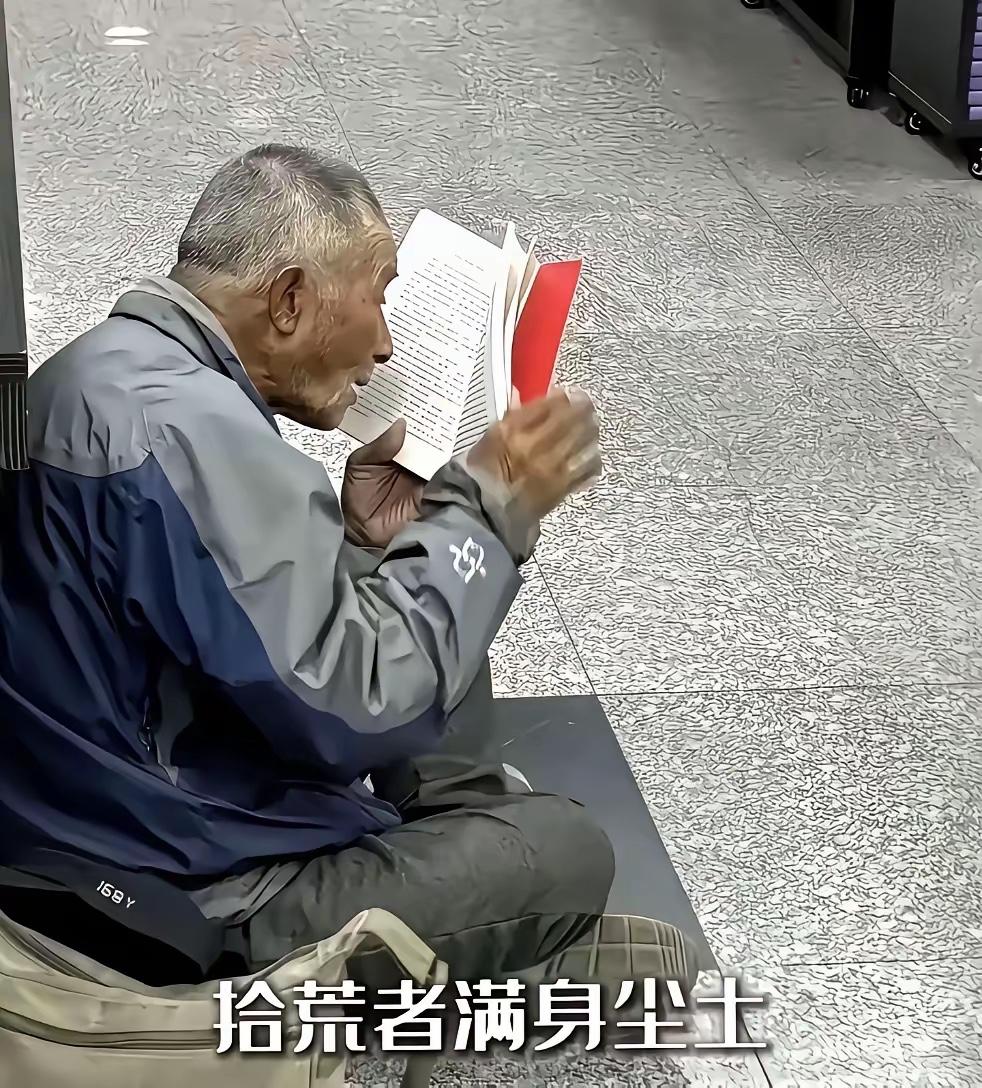 发生在杭州某图书馆的事情有网友反映有“流浪汉”来图书馆蹭空调于是要求图书馆将