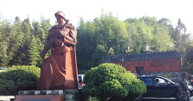 老山，主峰海拔1422米，一山竟成两国命脉之争的焦点！北瞰中国境内25公里，南察