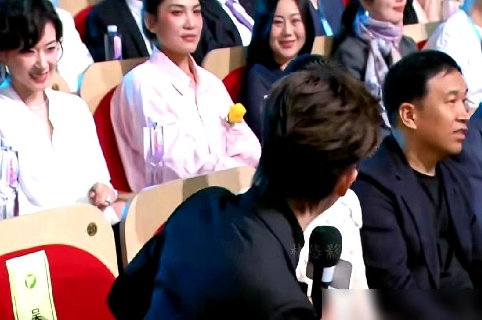 狠心砍掉800万片酬，放着2000万的轻省大饼不接，杨紫这次是真的杀疯了。谁能想