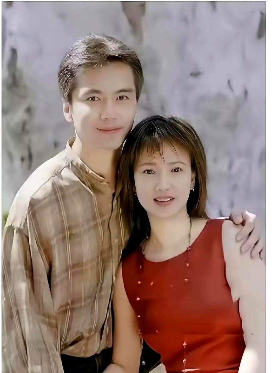 他们证明了，有时候“离婚”才是真爱的开始。1995年，许亚军为娶何晴，撕掉了上