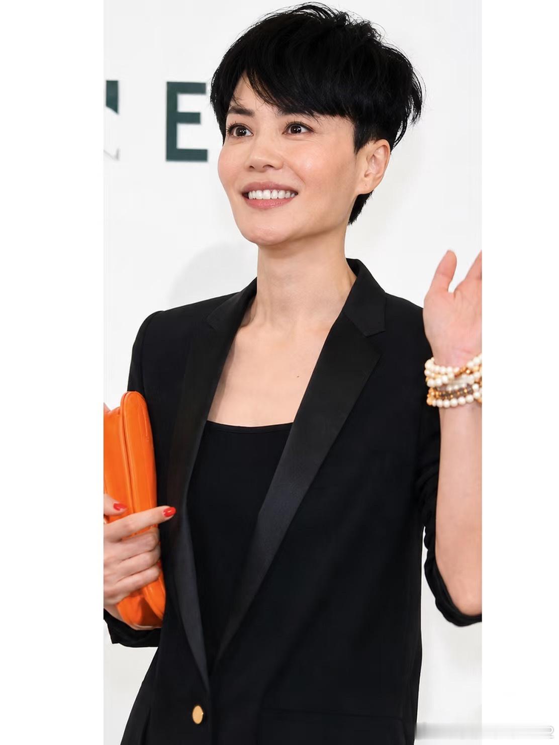 短发王菲。又飒又帅。王菲的美，很中性。典型的北京姑娘，爽气、局气、大气。