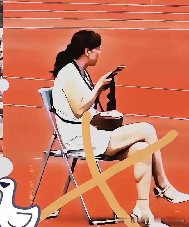 这个女子，就因为升国旗时坐着看手机，被公司开除，并宣布“永不录用”。还真是第一