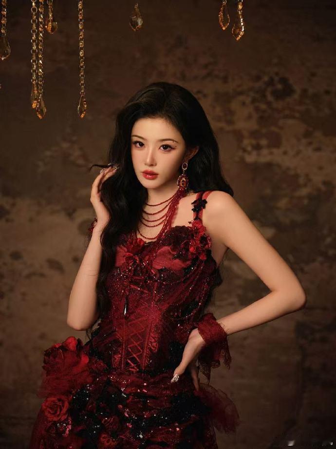孔雪儿又出神图了、孔雪儿卷发红唇被孔雪儿美晕！娇艳玫瑰氛围感拉满，又是被神图