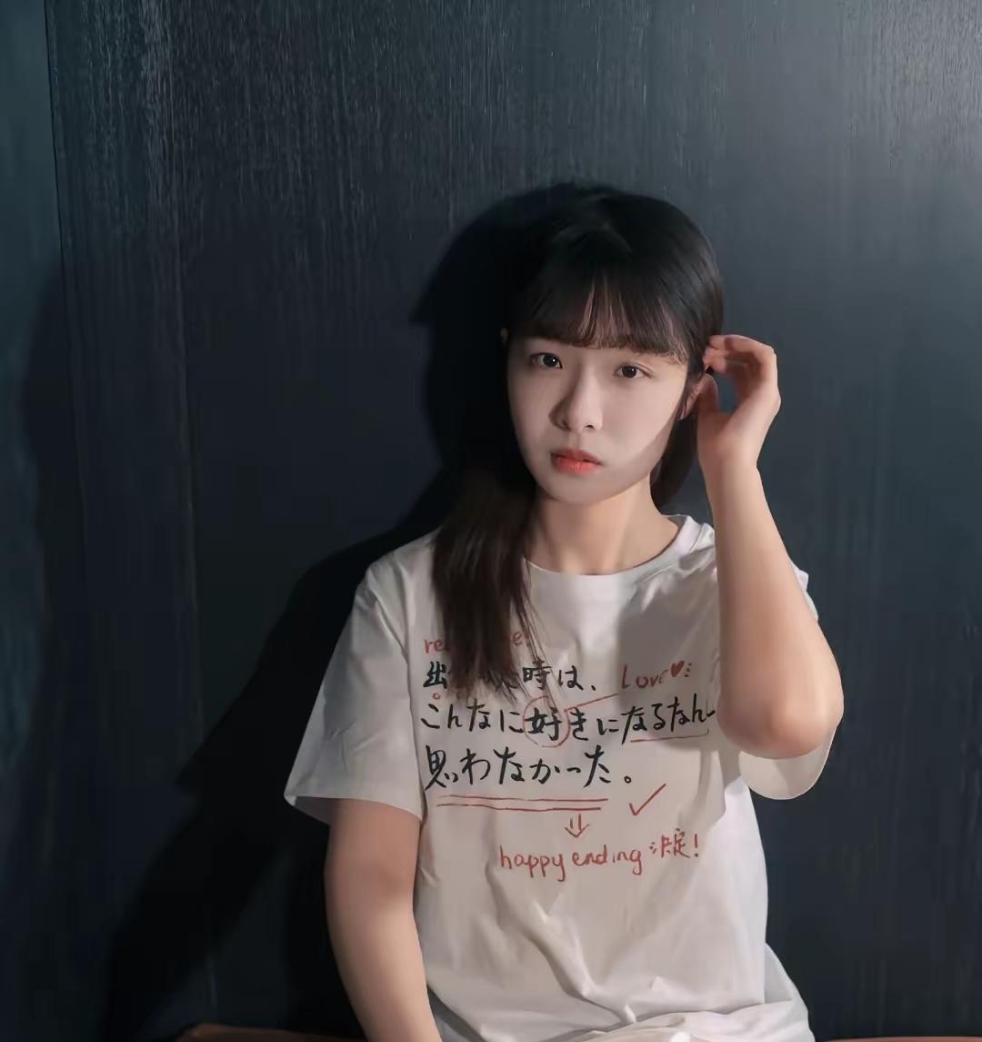 穿睡衣的可爱女孩，慵懒舒适的一天