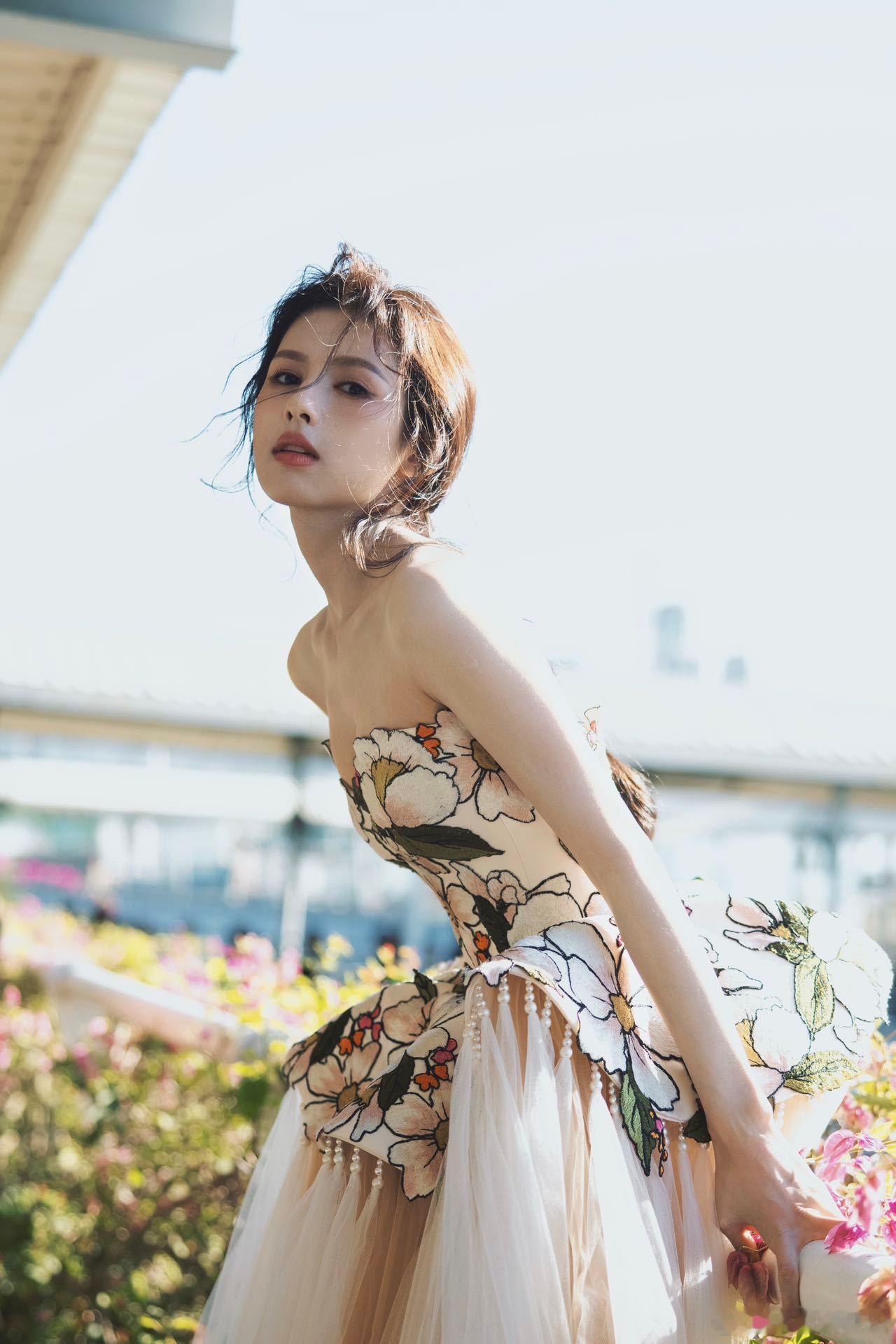 海景与长裙的完美邂逅！她自带公主滤镜，人群中闪闪发光，每一张出图都惊艳，跪求多参