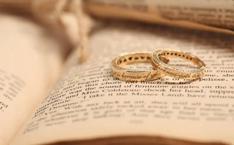 婚姻本质并非风花雪月的简单延续，而是两个家庭规则的深度融合。古人说“合二姓之好，