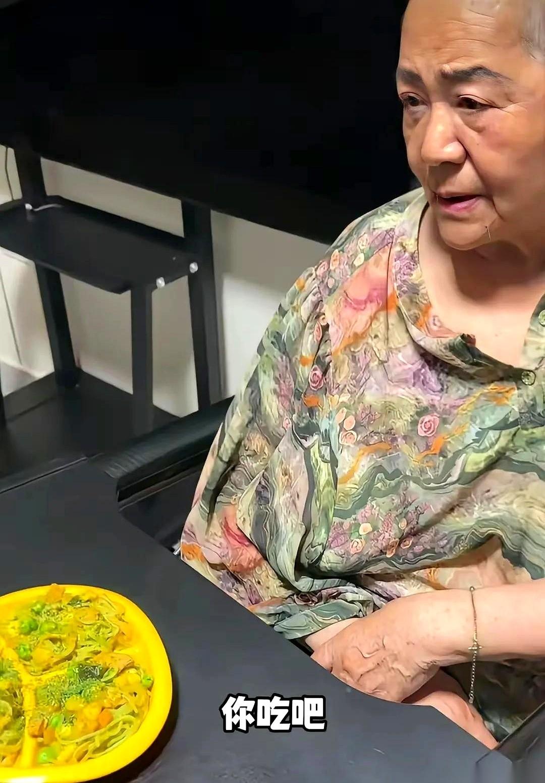 那个叫“天赐”的六岁女孩，她的75岁父亲老黄，刚刚一口气说了三件“喜事”。第一