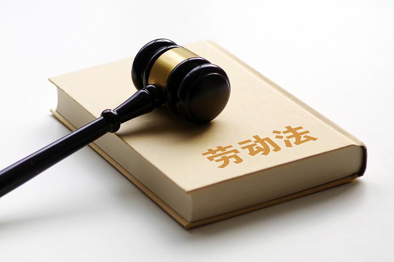 我国诸多企业不遵守劳动法的现象极为普遍。网上流传着这样一个段子，有人询问老板总让