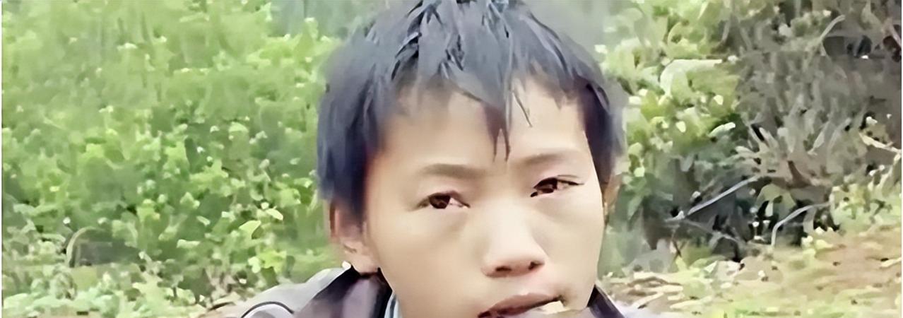 2006年，广西6岁男孩父亲意外离世，母亲弃他而去，他靠吃野菜为生。未曾想，14