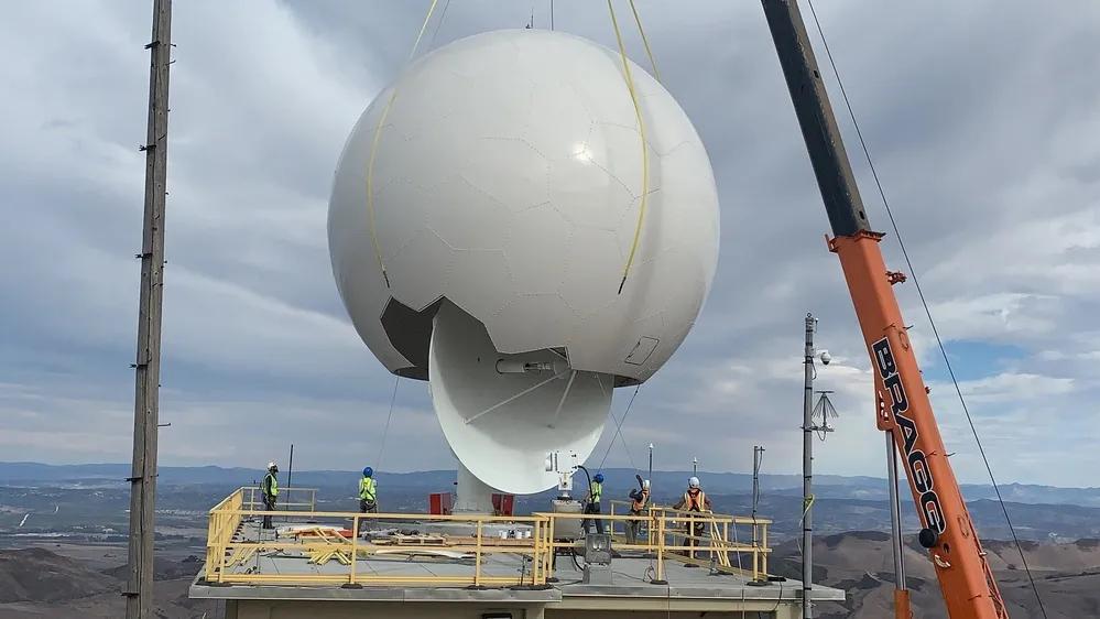 为了保护巨型天线，美军也是煞费苦心。2025年8月15日，美国范登堡太空军基地