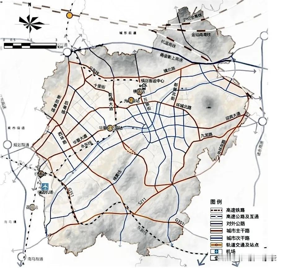 横店镇的配套都很高大上，轻轨、高铁、机场这样的配套都有，地级市都可能没有这么多高