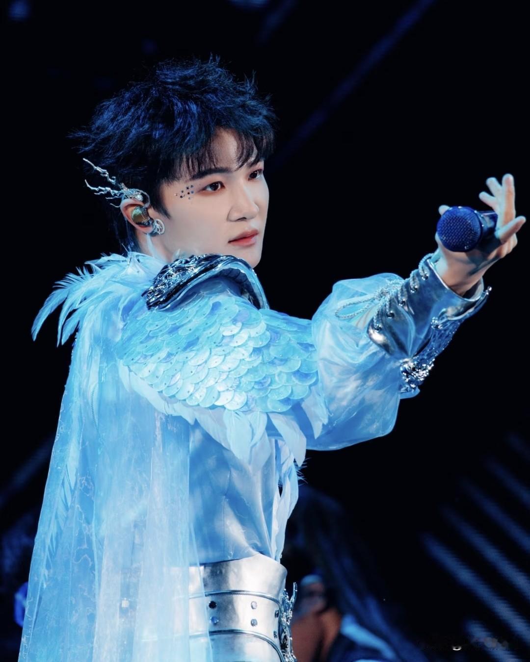 朋友吐槽周深：有这功夫不如听女歌手唱歌！我反手就甩给他《大鱼》现场版。结