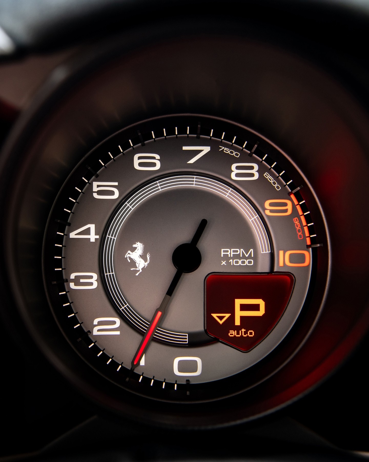 法拉利的F12tdf被构想为前置引擎V12伯林格塔的终极表达，一辆专为赛道优化的