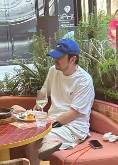 今天中午刷到条偶遇雷佳音的图片、网友在商场餐厅拍到他，穿一身白T恤配蓝帽子，乍一