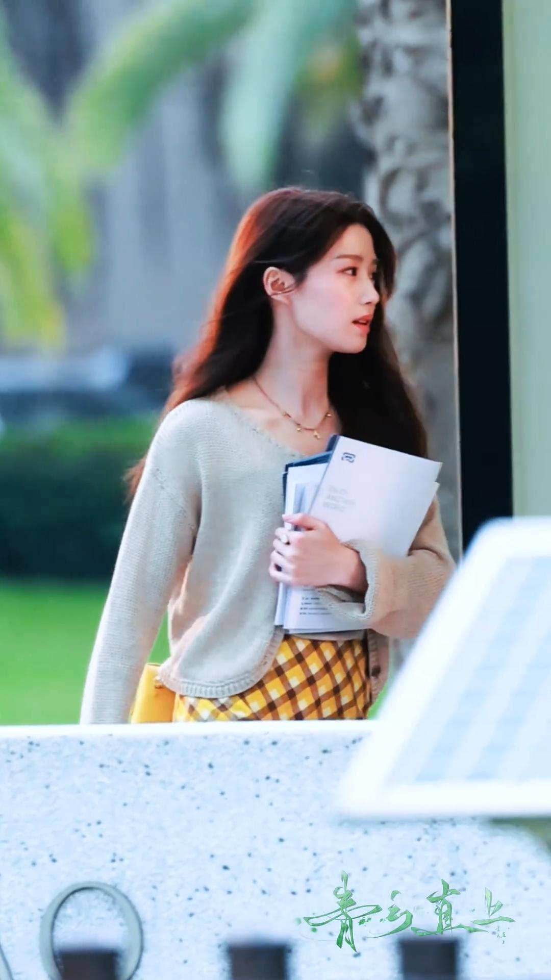 《折月亮》卢昱晓这个路透好有氛围感，是连风都偏爱的学姐云厘​​​