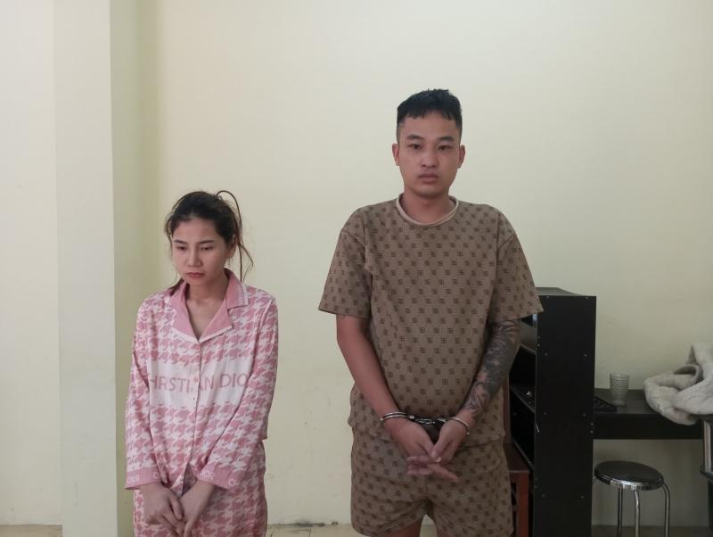 越南宁顺警方抓获一对贩卖毒品的夫妇，缴获三支手枪56发子弹，5个毒品袋（包括海洛