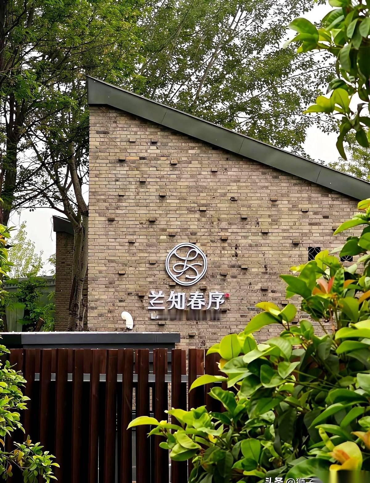 董宇辉的节奏，快得让人有点跟不上。刚与东方甄选“分手”，转头“与辉同行”的招牌